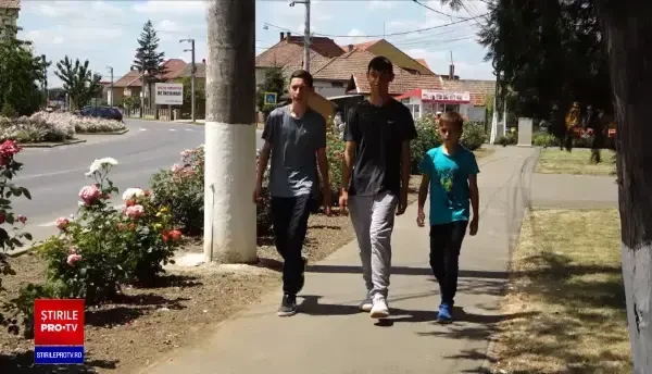 Gest senzațional făcut de trei adolescenți. Au găsit pe stradă un portofel plin cu bani și l-au predat la poliție