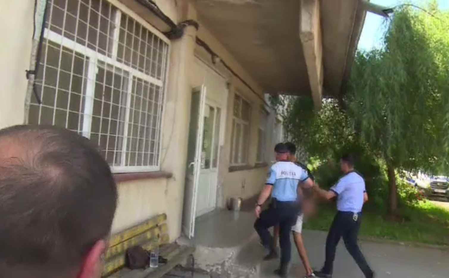 Tânăr atacat cu bâtele și topoarele, pentru că a făcut avansuri unei fete. Agresorii au fost ridicați de poliție