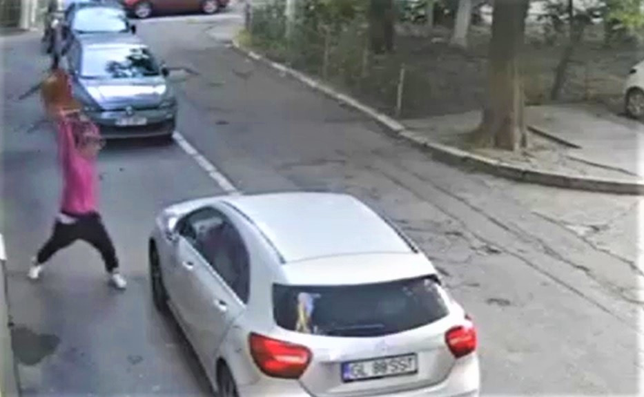 Mai multe mașini dintr-un cartier din Galați, vandalizate de o femeie fără adăpost. Momentul a fost filmat