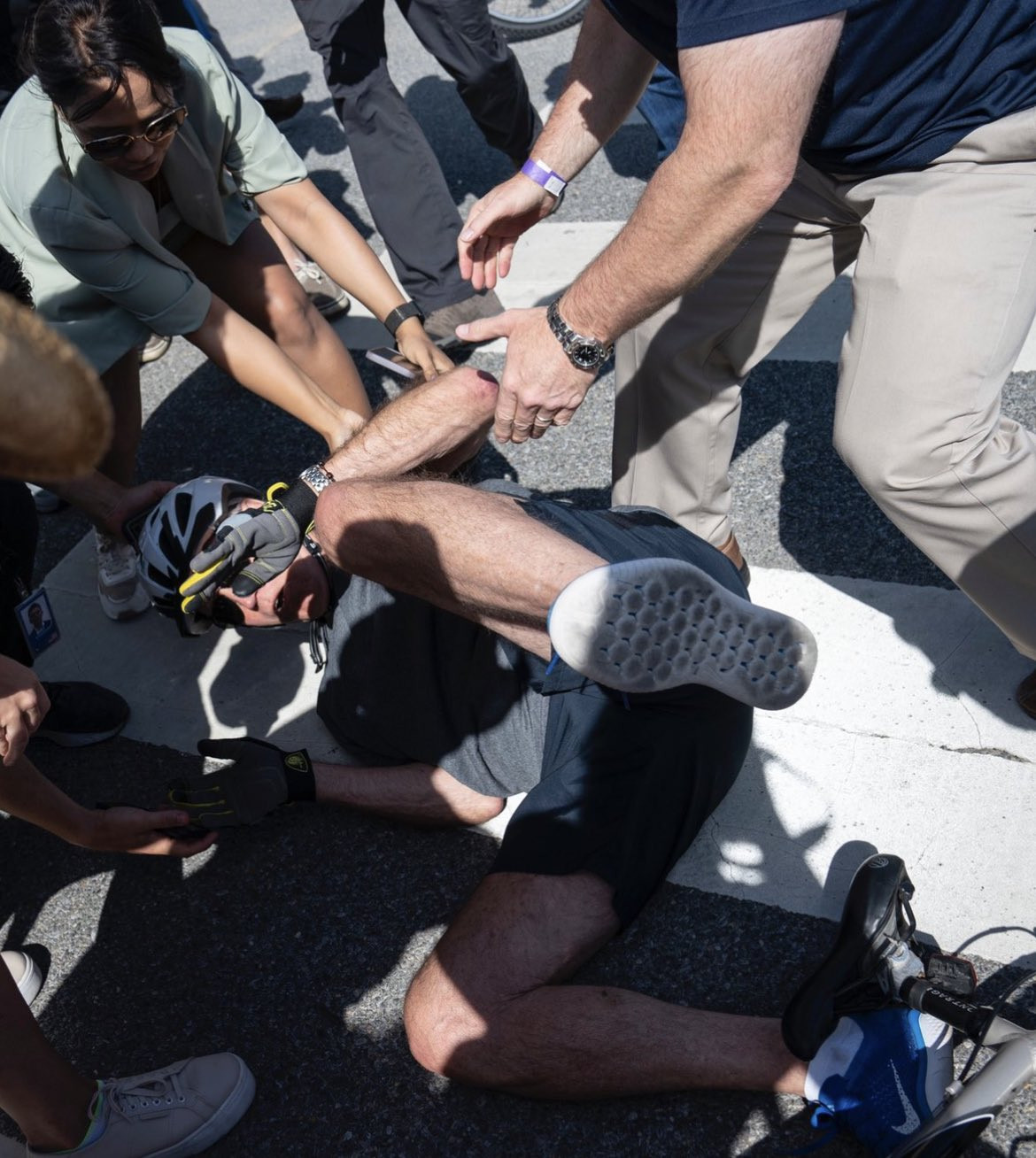 Biden a căzut de pe bicicletă, dar s-a ridicat rapid şi a dat asigurări că se simte bine