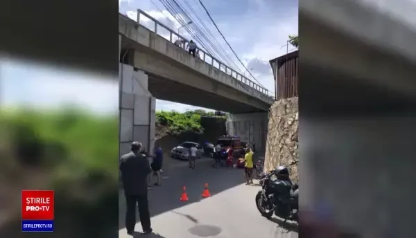 Un adolescent a căzut cu bicicleta de pe un pod și a murit pe loc. Incidentul șocant s-a petrecut la Oradea