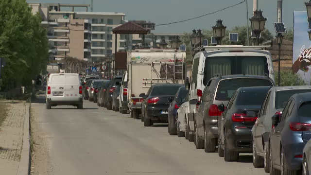 Înainte de relaxarea de pe plajă, turiștii se confruntă cu chinul găsirii unui loc de parcare