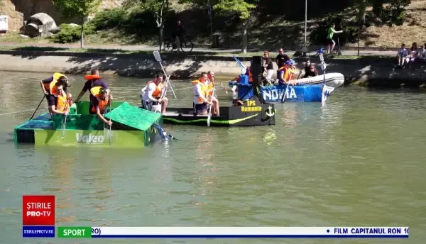 Concurs neobișnuit pe Bega. 17 echipe s-au întrecut cu bărci confecționate din pet-uri, din carton sau din plastic