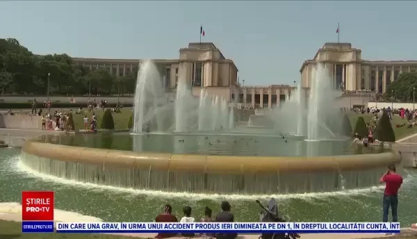 Caniculă extremă în sudul Europei. Turiștii și localnicii s-au bălăcit în celebra fântână Trocadero din Paris