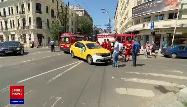 Accident incredibil în Capitală. O motocicletă SMURD aflată în misiune, implicată într-un accident provocat de un taximetrist