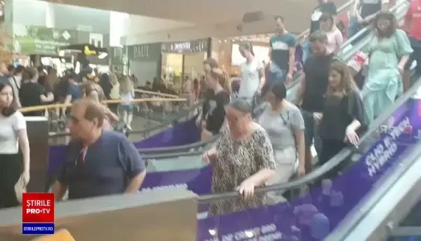 Alertă cu bombă la Băneasa Shopping City. Centrul comercial a fost evacuat de urgență. VIDEO