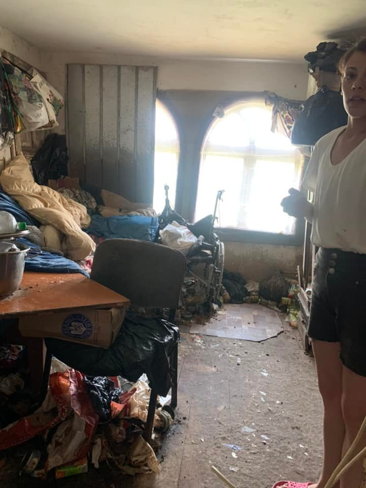 O femeie din Suceava a trăit 3 ani &icirc;nchisă &icirc;n podul casei, alături de c&acirc;inii săi. &rdquo;Cel mai revoltător caz de degradare umană&rdquo;