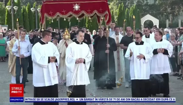 Romano-catolicii au sărbătorit ziua Trupului și Sângelui Domnului. Mii de credincioși, pe străzile din Iași