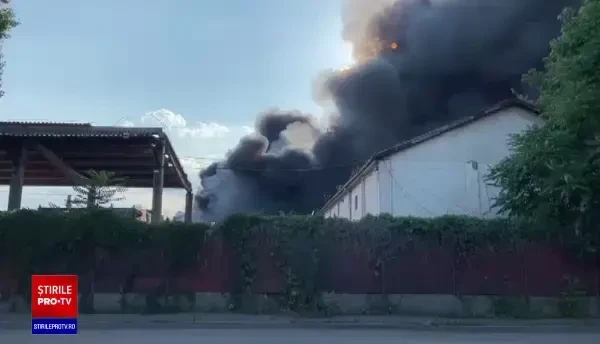 Incendiu la un depozit de deşeuri din plastic în Buzău. A fost emis mesaj RO-Alert din cauza fumului dens