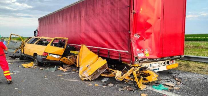 Accident grav pe A1. Un șofer a murit după ce a fost izbit de un TIR