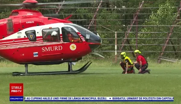 Antrenament al salvamontiștilor. La prima lecție, au stat nemișcați în fața elicopterului care aterizează la un metru de ei