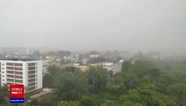 Furtună în București azi, 21 iunie. Meteorologii anunță vijelii, grindină și ploi torențiale