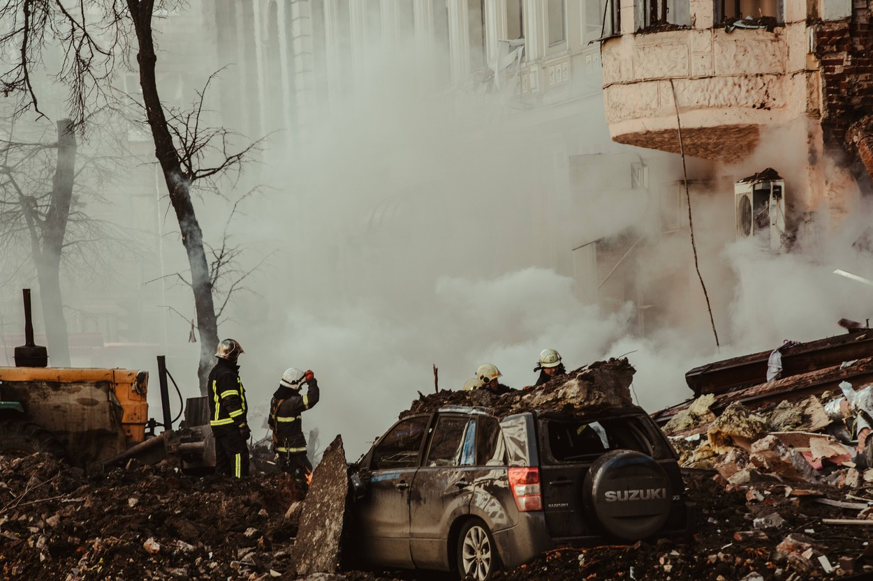 Şapte persoane, printre care și trei copii, au murit într-un atac rusesc cu dronă asupra oraşului Harkov