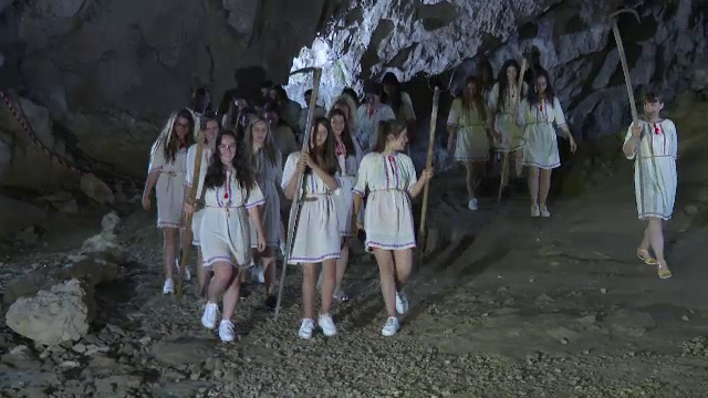 Zeci de fete din Oltenia vor sa readucă la viață o legendă. Modul inedit prin care promovează Dealul Muierii