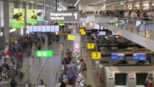 Continuă haosul din aeroporturi. Avertismentul unei companii: "Problemele vor persista toată vara"