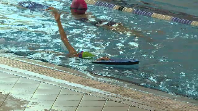 Infrastructura de înot a ţării este în colaps. Bazine de milioane de euro au fost lăsate în paragină