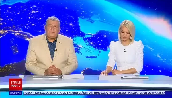 India: Mașină blocată în mijlocul unui râu, scoasă la mal cu ajutorul unui elefant