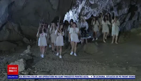 Zeci de fete din Oltenia vor sa readucă la viață o legendă. Modul inedit prin care promovează Dealul Muierii