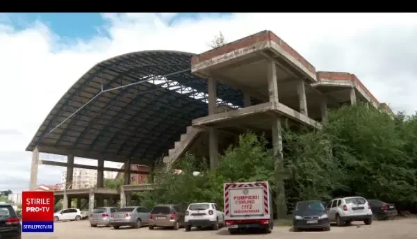 Infrastructura de înot a ţării este în colaps. Bazine de milioane de euro au fost lăsate în paragină