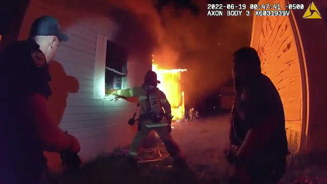 Un copil de trei ani, salvat dintr-un incendiu care cuprinsese rulota în care locuia