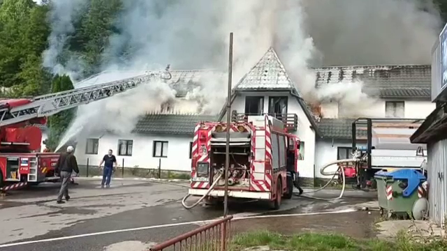 Un renumit hotel din Bicaz, cuprins de flăcări. Localnicii au dat alarma