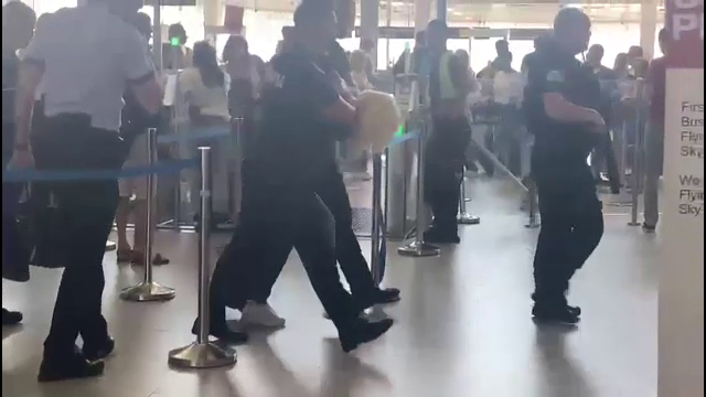 Momente tensionate pe aeroportul Otopeni. O femeie care făcea scandal, scoasă din rând şi escortată de agenţi