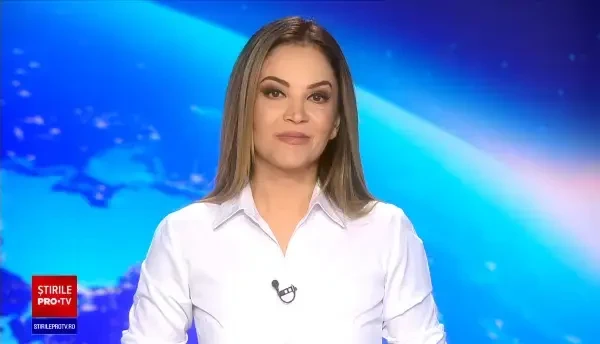 Imagini adorabile cu un ursuleț surprins în timp ce înota în lacul Vidraru