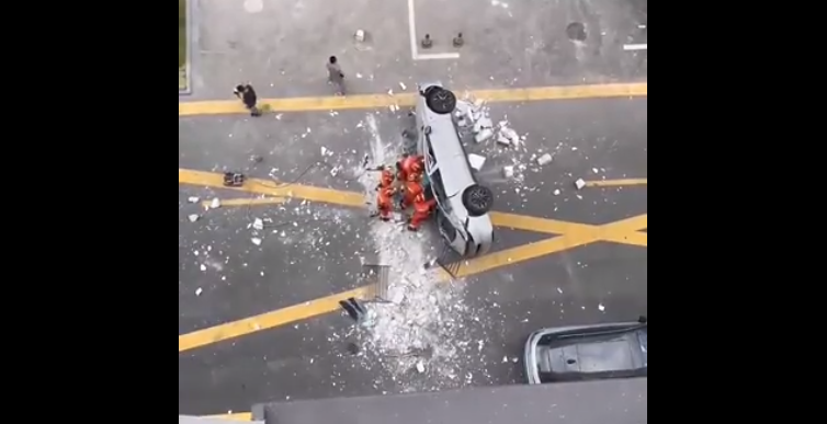 Două persoane au murit după ce o mașină a căzut de la etajul trei al sediului unui constructor autor din Shanghai VIDEO