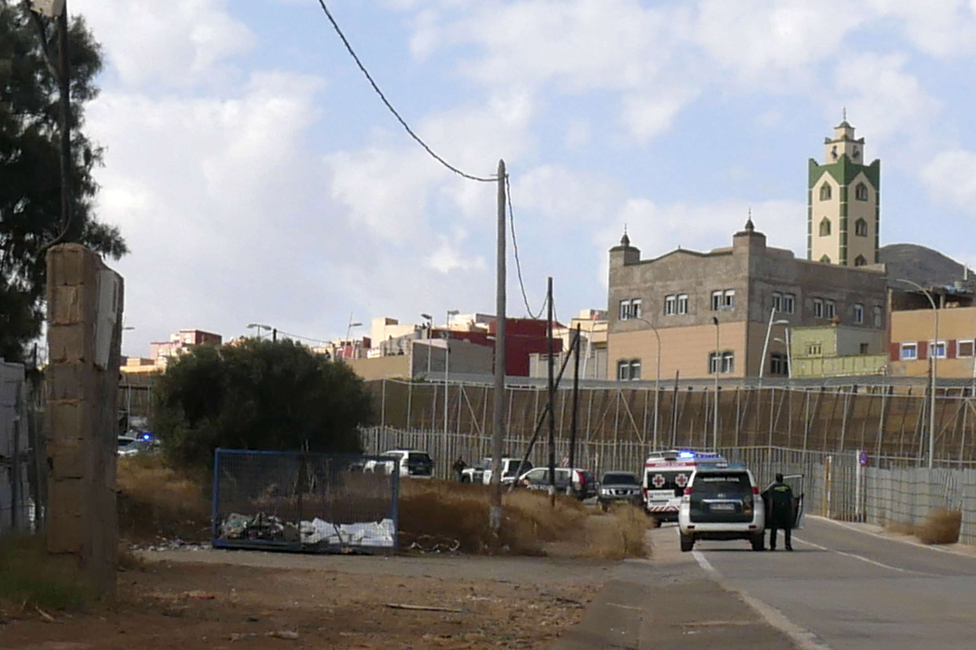 Zeci de migranţi marocani au forțat, în noaptea de Anul Nou, intrarea în enclava spaniolă Melilla