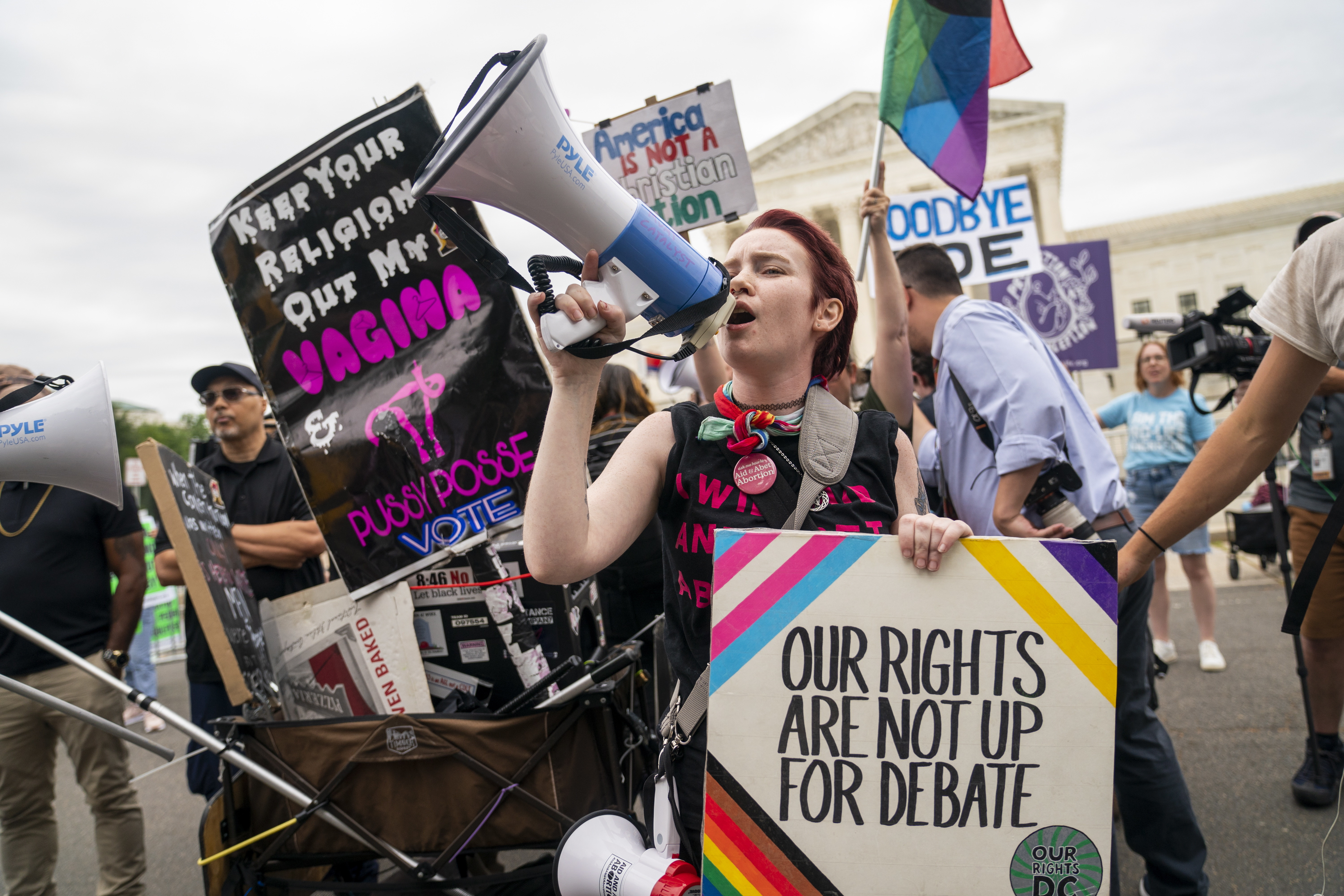 Indiana a adoptat interdicţia aproape totală a avortului. Este primul stat care face acest lucru după „Roe v. Wade”