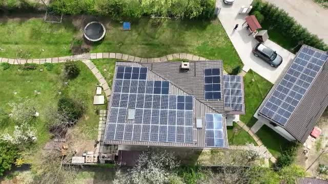 Românii întâmpină probleme în încercarea de a-și reduce facturile. Zeci de mii de dosare pentru fotovoltaice, blocate