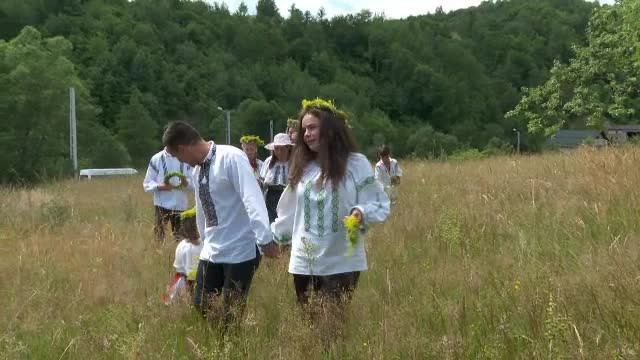 Obiceiuri de Sânziene. Cum află fetele tinere când se vor căsători