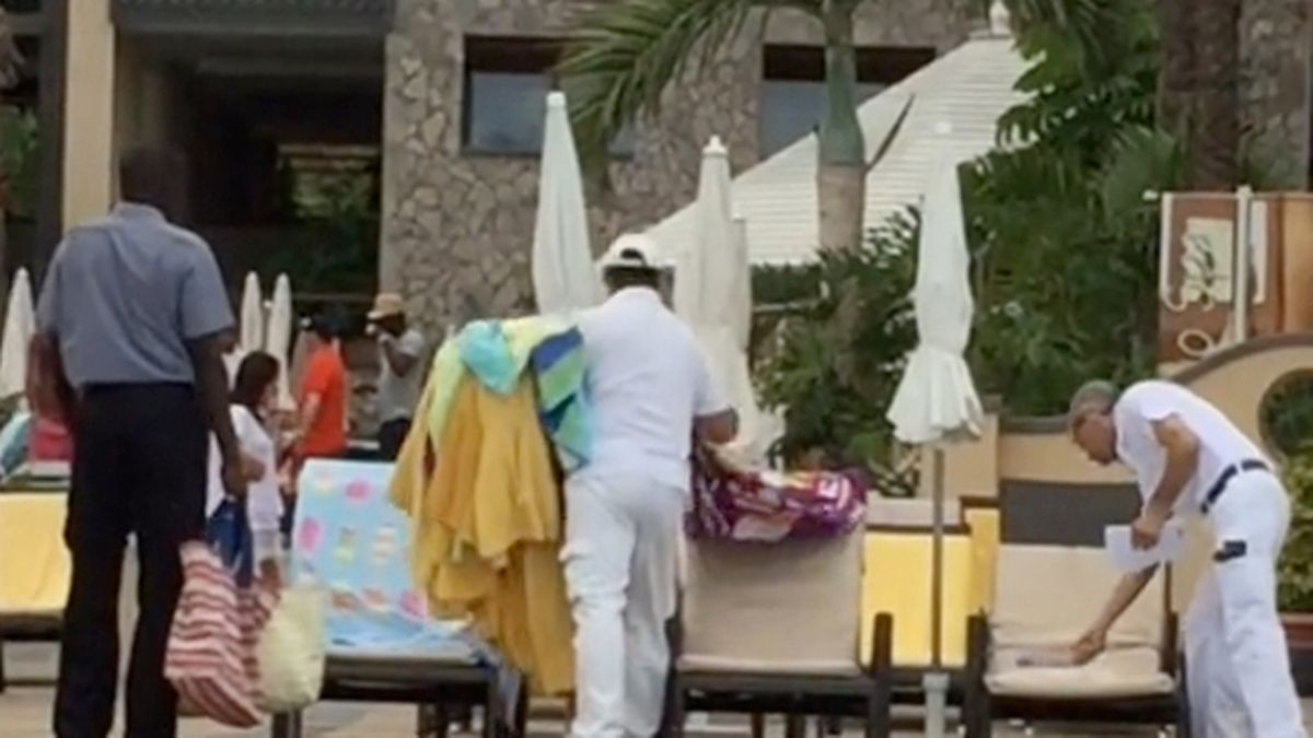 VIDEO VIRAL. Momentul în care angajații unui hotel ridică zeci de prosoape cu care oaspeții au rezervat șezlonguri la piscină