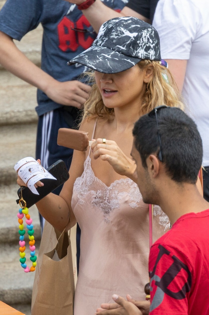 GALERIE FOTO Rita Ora, surprinsă la o plimbare în Madrid alături de sora ei