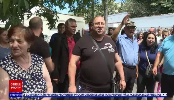 Protest al piețarilor în curtea primăriei din Târgu Jiu