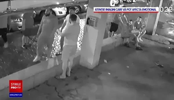 Bătaie filmată în Constanța, între găști rivale. Momentul în care mai mulți bărbați cad leșinați sub lovituri