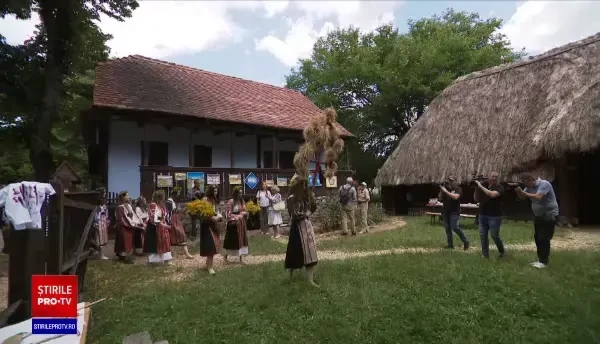 Obiceiuri de Sânziene. Cum află fetele tinere când se vor căsători