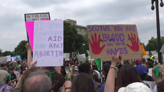Clinicile din SUA încep să se închidă după ce Curtea Supremă a eliminat dreptul femeilor la avort