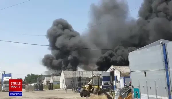 VIDEO Incendiu de deșeuri plastice în Timiș. Focul se manifestă pe aproximativ 400 mp