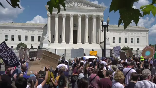 Proteste masive în SUA după ce a fost anulat dreptul la avort. Două state au anunțat că nu vor modifica legea