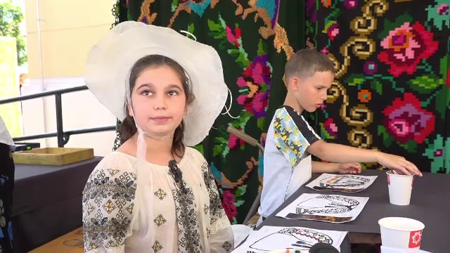 Șezătoare ca pe vremuri în cetatea Alba Iulia. O fetiță a venit să învețe tradițiile îmbrăcată într-o ie de 100 de ani