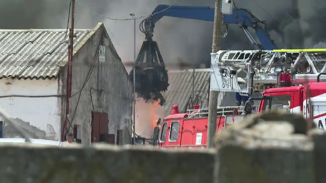 Pompierii nu au avut apă în apropierea incendiului de deșeuri din plastic din Timiș. Localnicii i-au ajutat să stingă focul