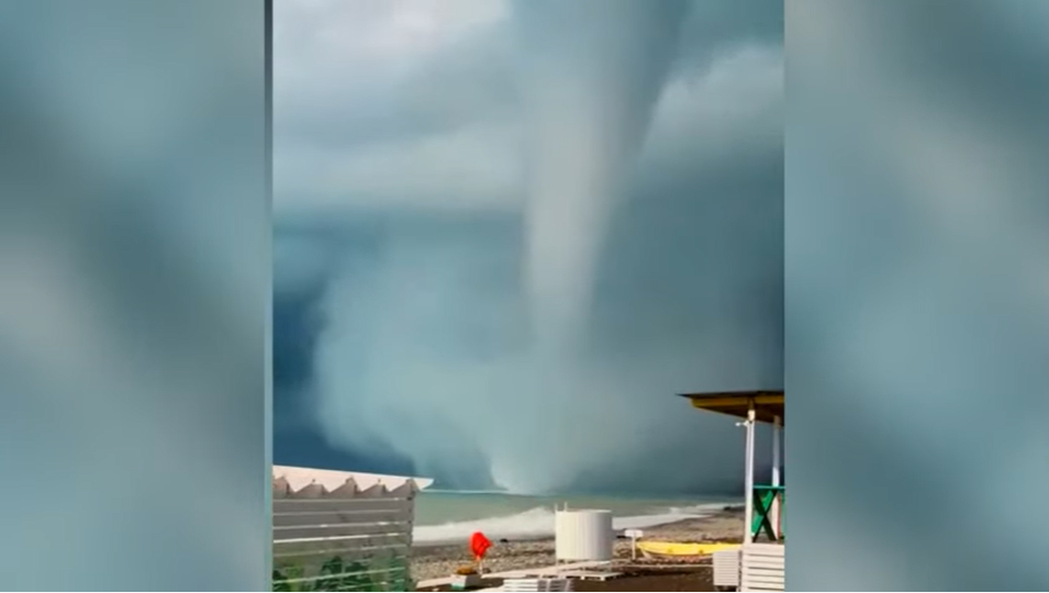 Tornadă uriașă &icirc;n Marea Neagră. A distrus o terasă din stațiunea Soci VIDEO