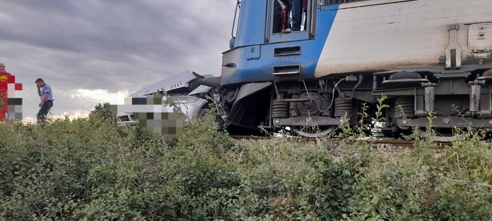Mersul trenurilor, afectat: Un bărbat a murit după ce maşina în care se afla a fost lovită de tren