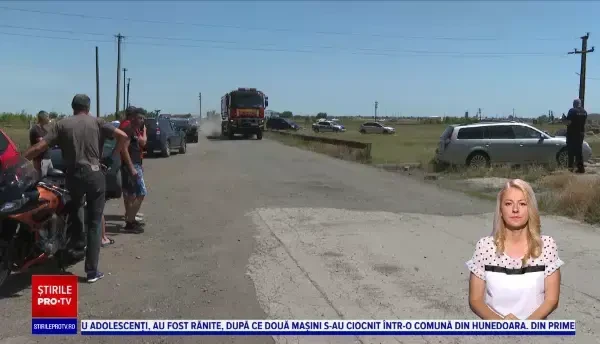 Pompierii nu au avut apă în apropierea incendiului de deșeuri din plastic din Timiș. Localnicii i-au ajutat să stingă focul