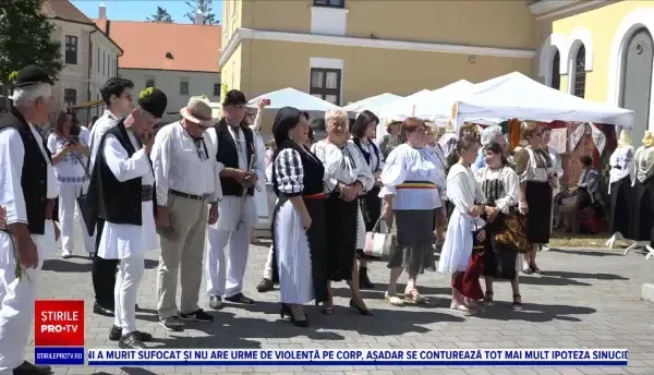 Șezătoare ca pe vremuri în cetatea Alba Iulia. O fetiță a venit să învețe tradițiile îmbrăcată într-o ie de 100 de ani