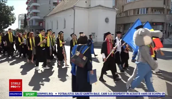 Parada absolvenților, tradiția de 12 ani a unei universități din Alba Iulia. „E o mândrie că am reușit să terminăm”