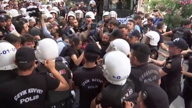 Peste 200 de participanți la Parada LGBT din Istanbul au fost arestați „la întâmplare”