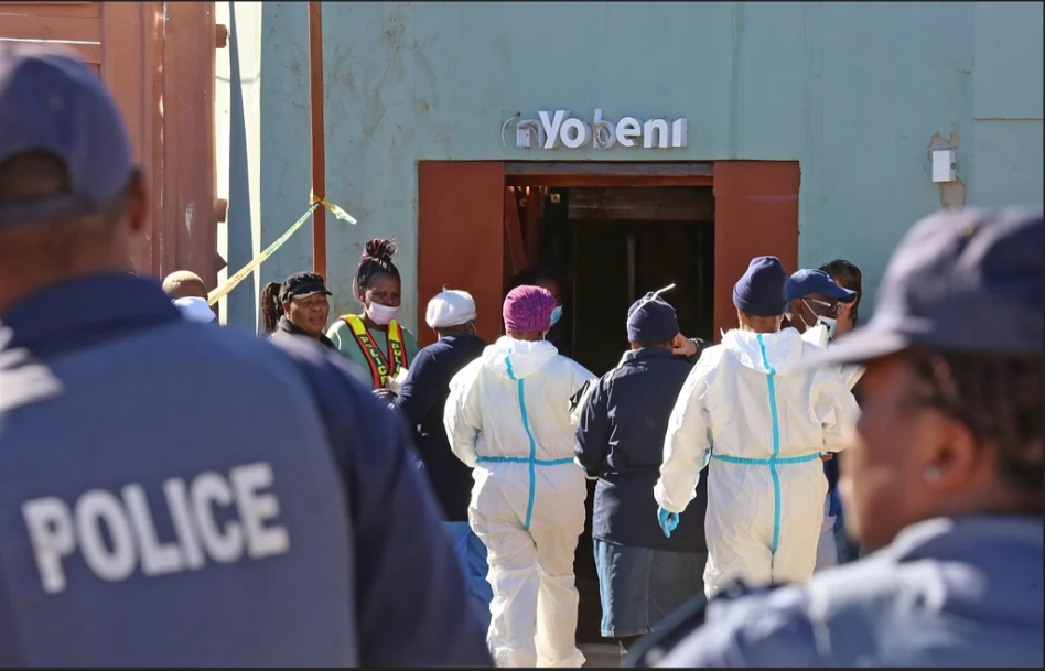 Misterul morții celor 21 de tineri din Africa de Sud, de nepătruns. Martorii spun că s-au prăbușit în timp ce vorbeau