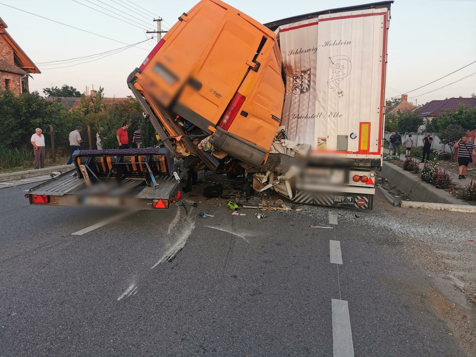 Accident în Dolj. Două persoane au murit, iar alte patru, între care un copil, au fost rănite